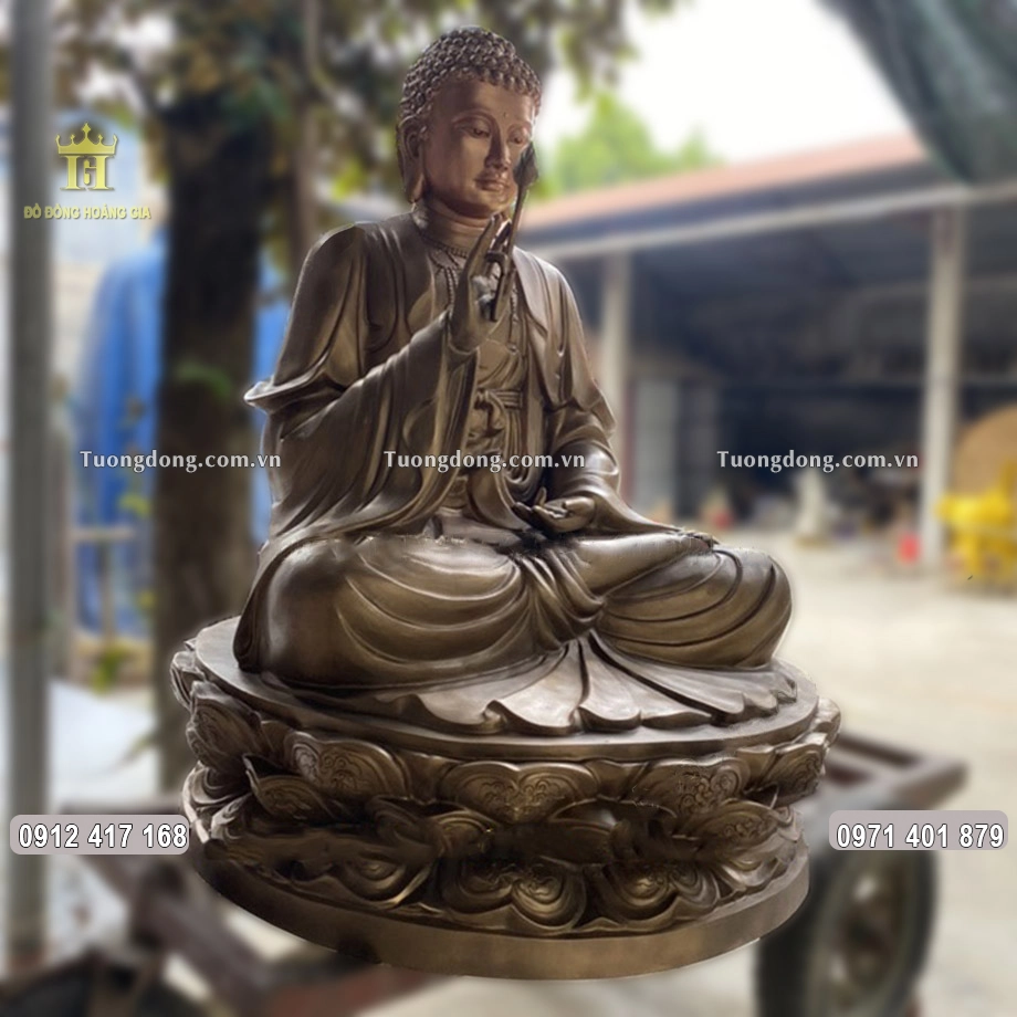 Hình ảnh nhìn nghiêng của bức tượng đồng